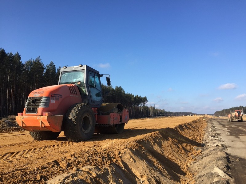Ciężka koparka na placu budowy drogi