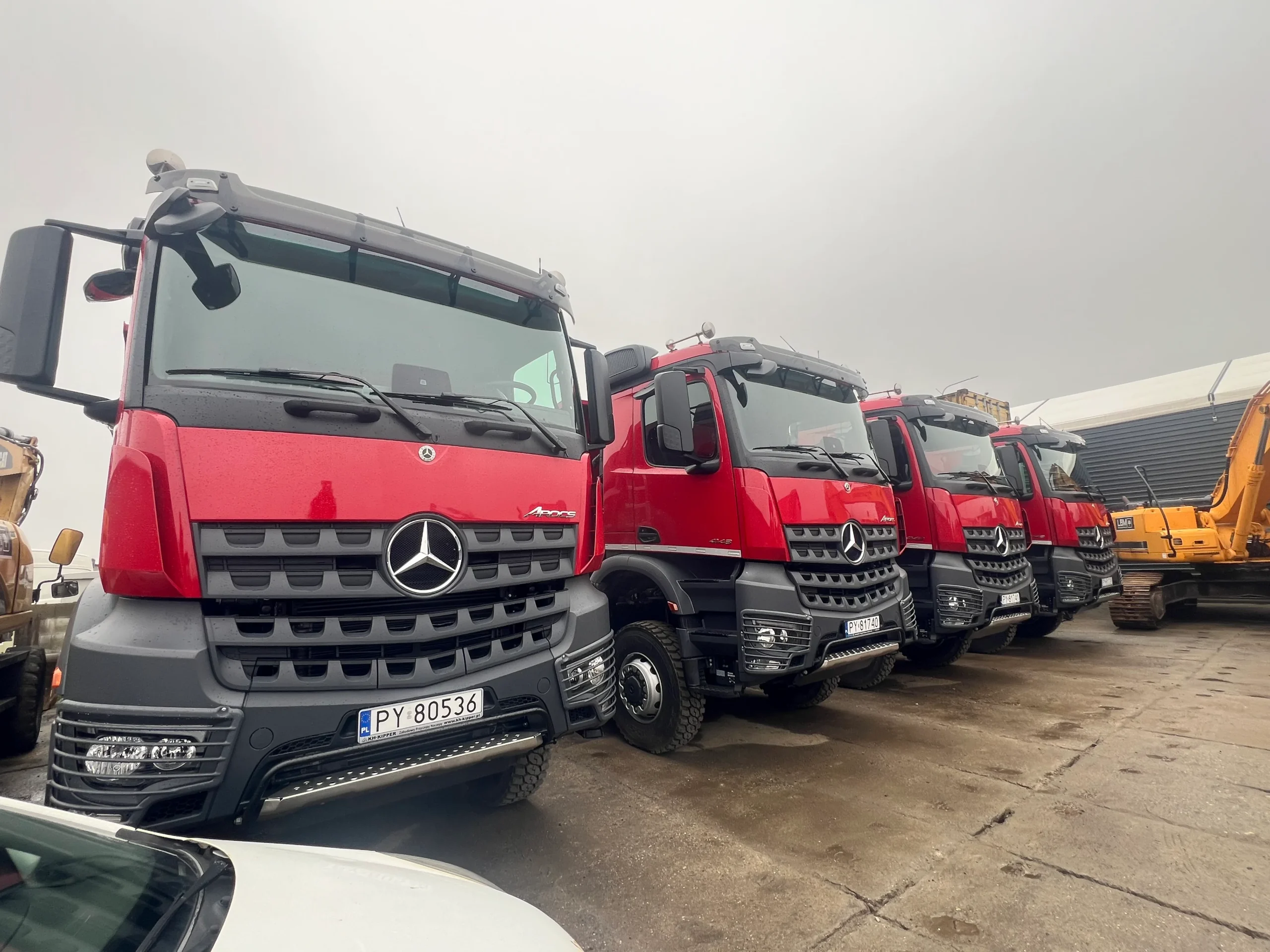 Ciężka koparka na placu budowy drogi